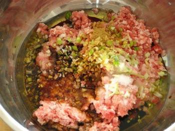 西芹猪肉紫米水饺的做法步骤3