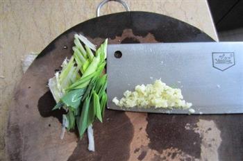 肉末芽菜炒河粉的做法步骤2