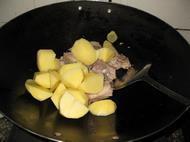 土豆焖排骨的做法步骤9