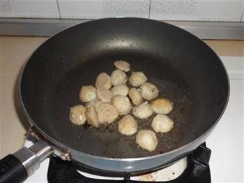 香菇肉丸炒菜花的做法步骤3