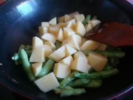 芸豆土豆红烧肉的做法步骤4