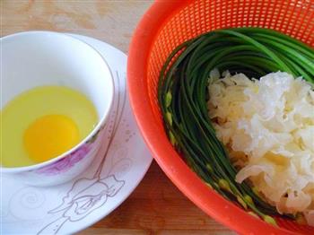 韭菜苔炒银耳鸡蛋的做法步骤1