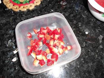 草莓慕司的做法图解2