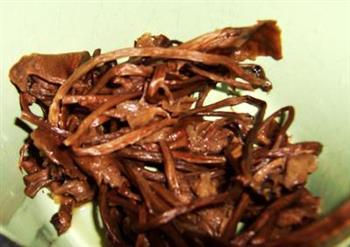 红烧鸡腿茶树菇的做法图解2