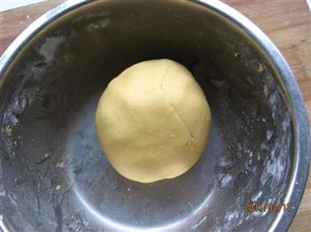 南瓜牛蹄枣卷的做法步骤1