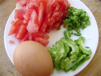 苦瓜番茄蛋花汤的做法图解1