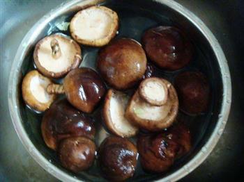 蒜苔香菇炒肉的做法图解2
