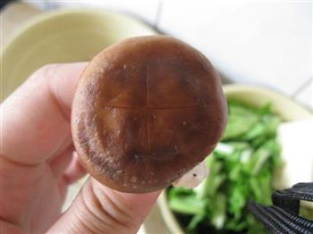 香菇豆腐小白菜汤的做法步骤2