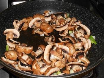 鱼饼炒蘑菇的做法步骤6
