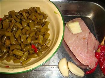 酸豆角炒肉丝的做法步骤1