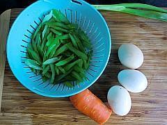 芹菜炒鸡蛋的做法步骤1