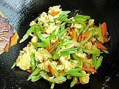 芹菜炒鸡蛋的做法步骤10