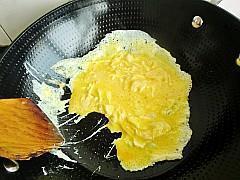 芹菜炒鸡蛋的做法步骤3
