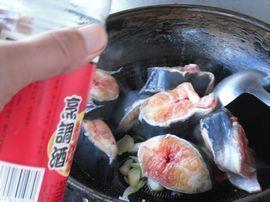 鲶鱼炖冻豆腐的做法步骤3