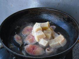 鲶鱼炖冻豆腐的做法步骤5