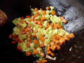 胡萝卜黄瓜鸡蛋炒饭的做法步骤4