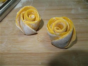 黄玫瑰馒头的做法步骤5