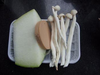 冬瓜条煸海鲜菇的做法图解1