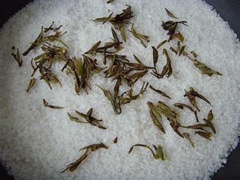 茶香盐焗虾的做法步骤2