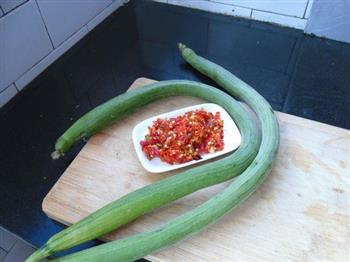 剁椒煸炒蛇瓜条的做法图解1