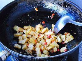 剁椒干煸土豆丁的做法步骤7
