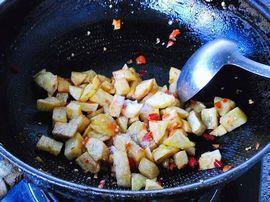 剁椒干煸土豆丁的做法步骤8