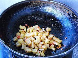 剁椒干煸土豆丁的做法步骤9