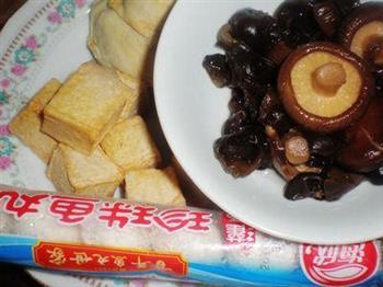 香菇蛋饺鱼丸汤的做法步骤1