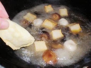 香菇蛋饺鱼丸汤的做法图解3