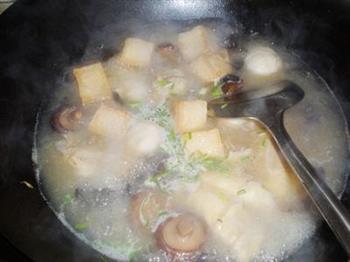 香菇蛋饺鱼丸汤的做法步骤4