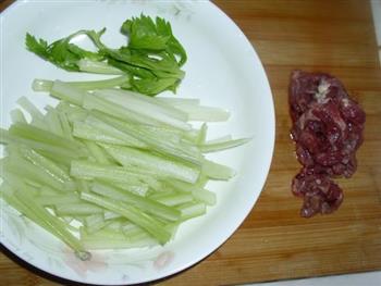 西芹炒牛肉的做法步骤1