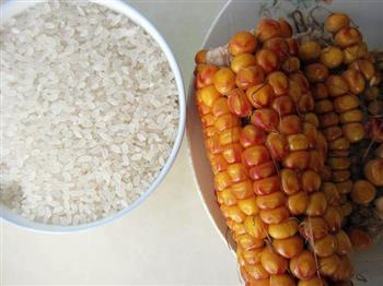 大米苞米饭的做法步骤1