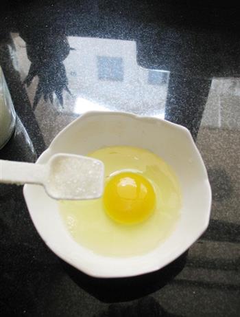 牛奶炖鸡蛋的做法步骤2
