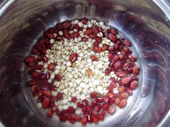 红枣薏米小米粥的做法图解1
