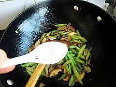芹菜炒面筋的做法步骤10