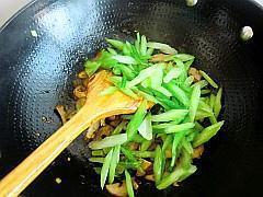 芹菜炒面筋的做法步骤9