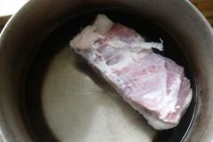 蒜苗鸭蛋烧肉的做法步骤2