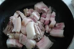 蒜苗鸭蛋烧肉的做法步骤7