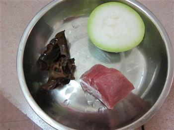 木耳西葫芦瘦肉汤的做法步骤1
