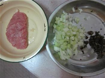 木耳西葫芦瘦肉汤的做法步骤2