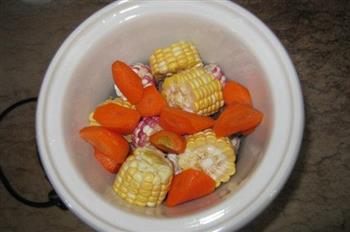 玉米胡萝卜猪骨汤的做法图解5