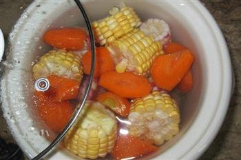 玉米胡萝卜猪骨汤的做法图解6