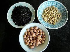 花生紫米豆浆的做法步骤1