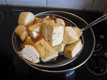 豆腐焖三文鱼头的做法步骤5