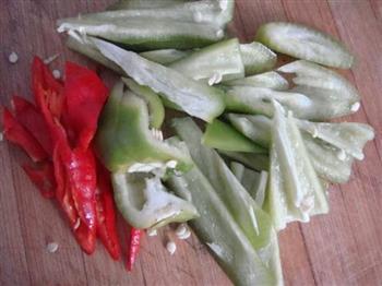 青红椒炒长豆角的做法步骤2