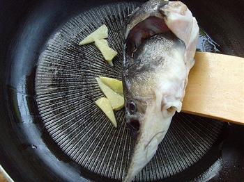 鲟鱼头汤的做法步骤3