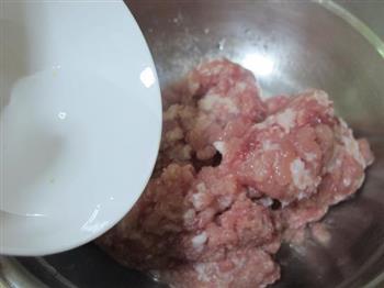 圆白菜鲜肉锅贴的做法步骤2