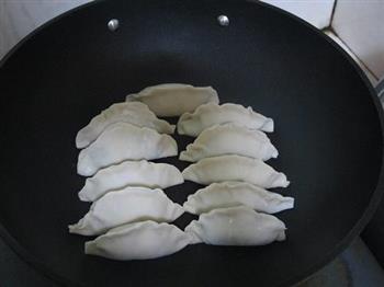 圆白菜鲜肉锅贴的做法步骤21