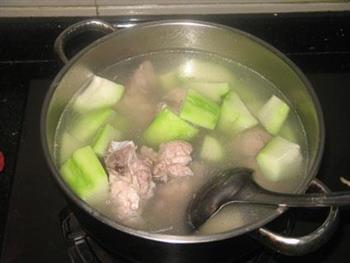 合掌瓜煲猪骨汤的做法步骤4