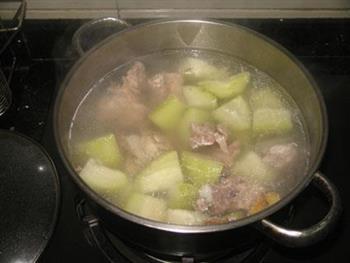 合掌瓜煲猪骨汤的做法步骤5